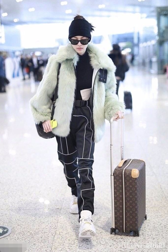 钟楚曦拎着巨大果冻包还以为要去买菜呢