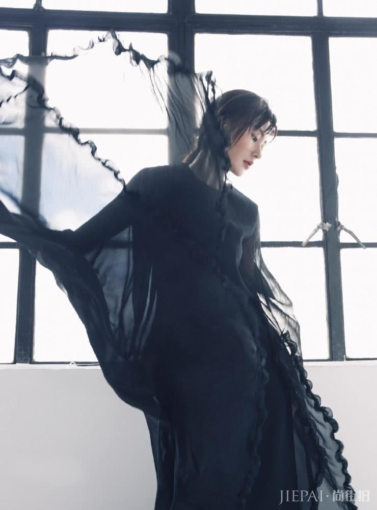 张天爱穿拼接大衣配休闲裤，脚放窗台上霸气十足