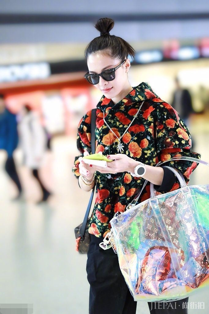 钟楚曦拎着巨大果冻包还以为要去买菜呢