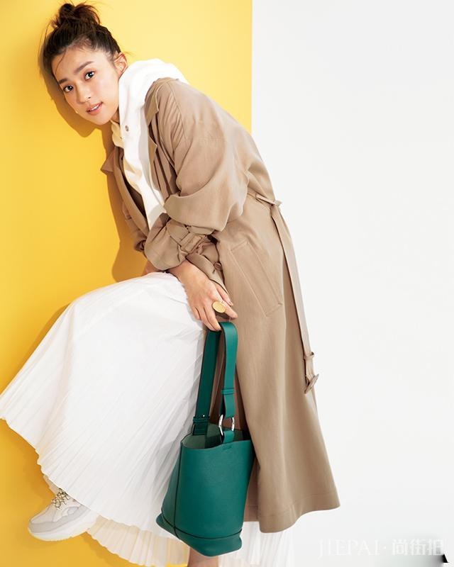 葛优大爷时尚嗅觉灵敏 长款风衣今年会火