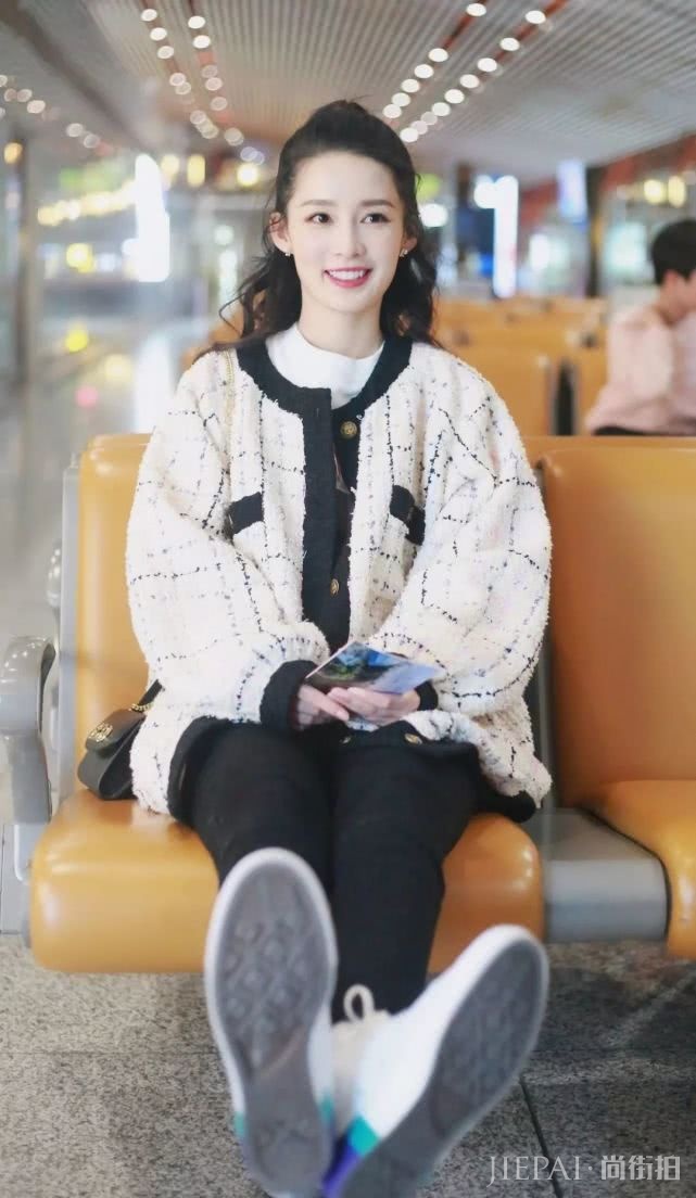 李沁“透视裙”配毛T恤现参加节目,网友直呼仙女下凡!