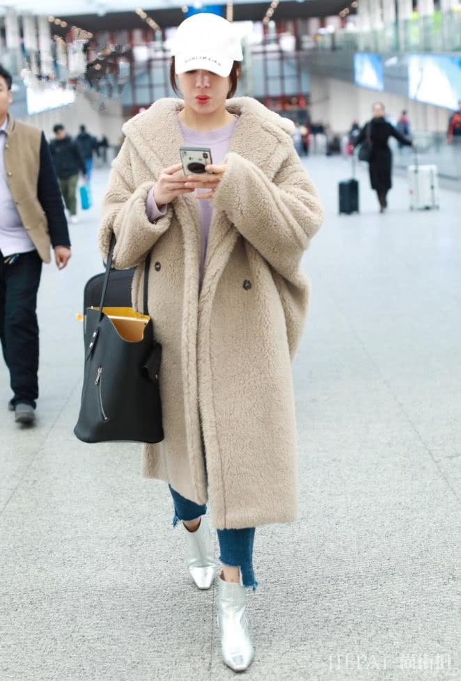 袁姗姗毛绒大衣配牛仔裤，简约时尚又不失少女感！