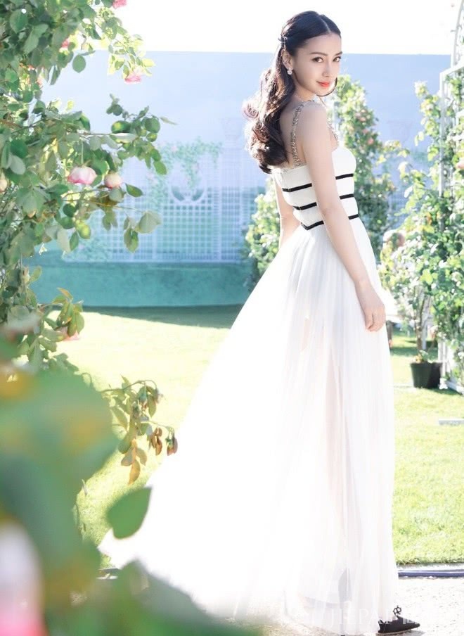 杨颖一袭简约白裙,颜值重回18岁!