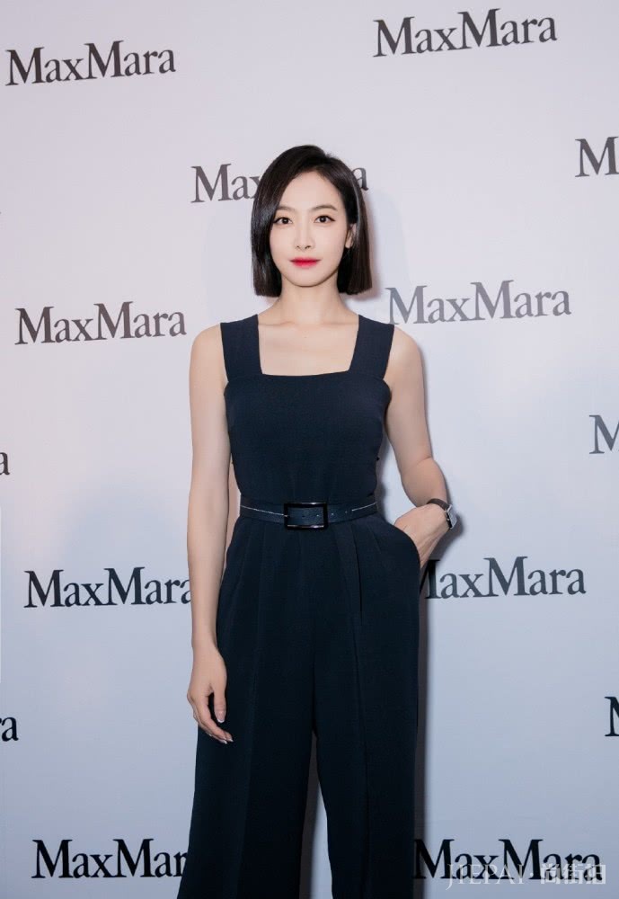 宋茜1万5的针织衫配条纹长裤,舒适清新