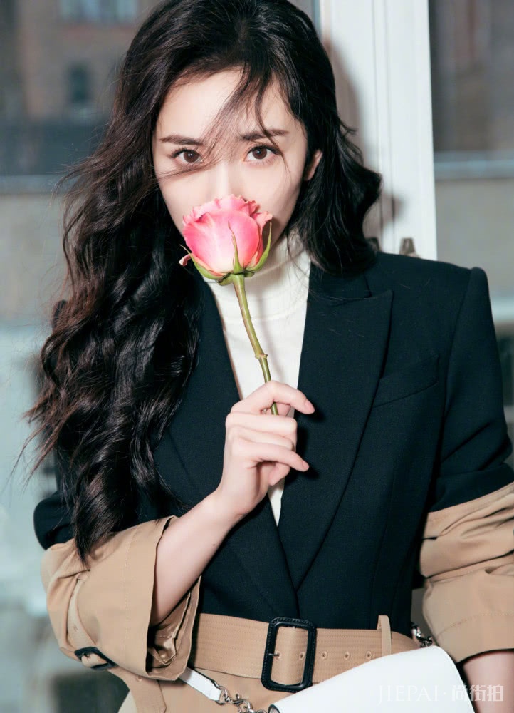 杨幂新造型用卷发搭配西服和半身裙，减龄