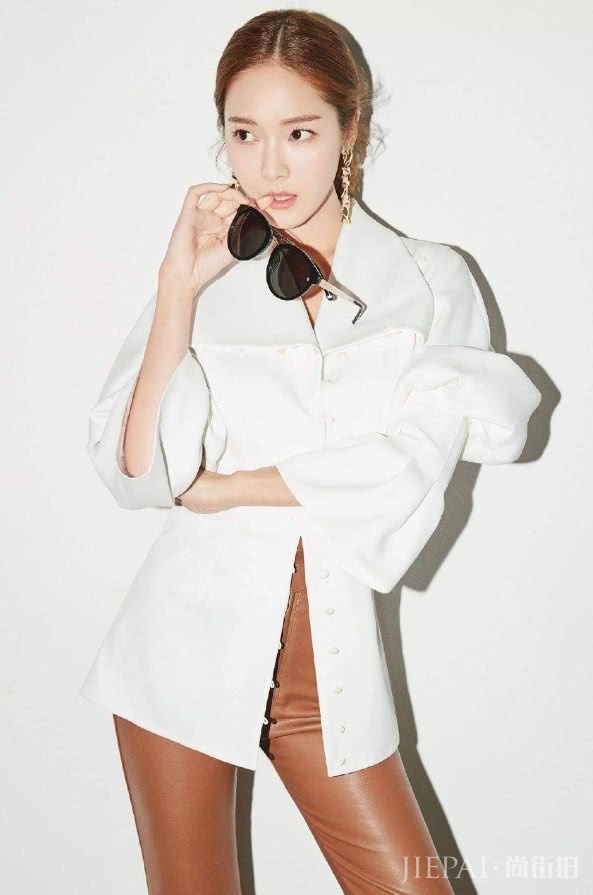 郑秀妍提着一个水桶出门？