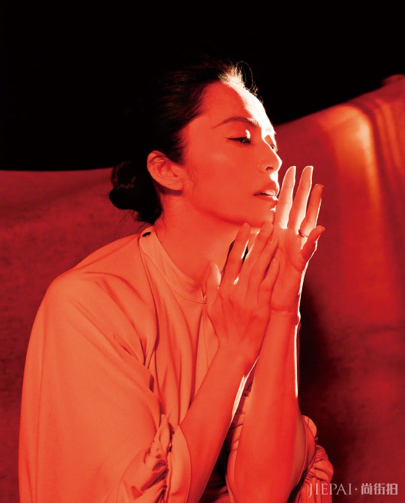 姚晨一身“火烈鸟”羽毛装时尚又美艳！