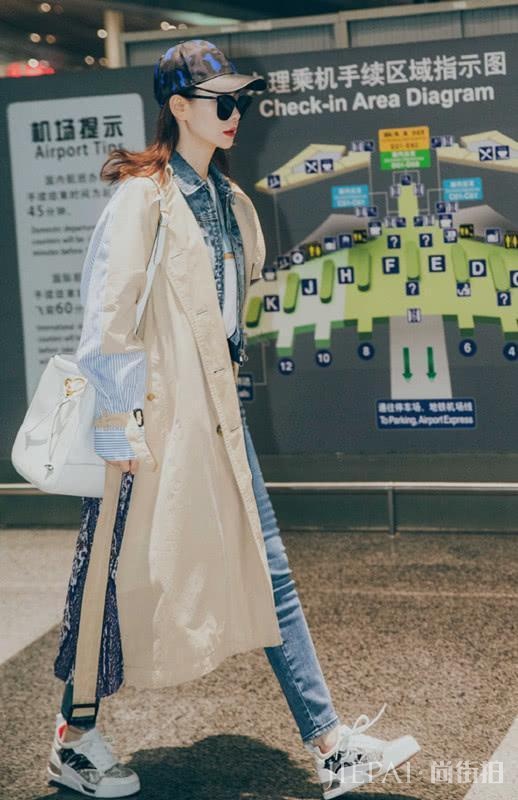 戚薇穿拼接款风衣够时髦了,还要叠穿牛仔衣凹造型!