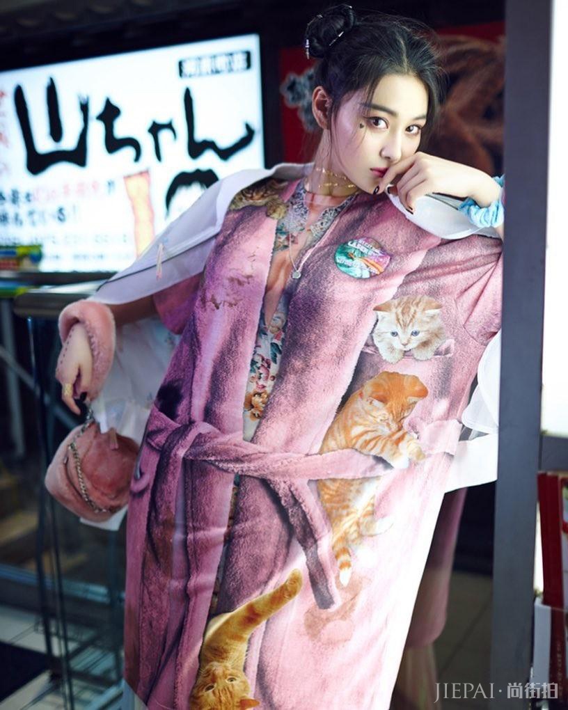 张馨予紫色T恤+百褶裙很少女，这次街拍有点皮！