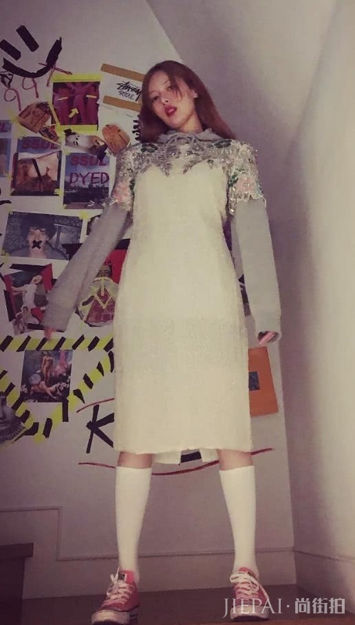 泫雅在礼服裙里面穿卫衣，穿胖40斤不止