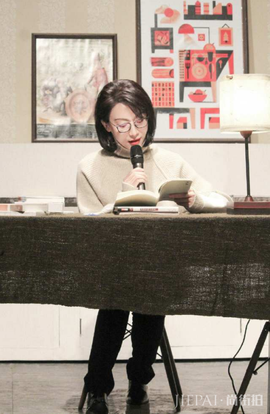 陈数剪了波波头，戴着黑色眼镜框，却意外凸显学者气质