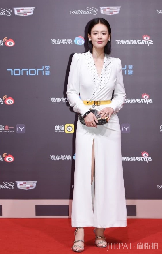 马思纯扎起头发,整个人都充满了青春的气息