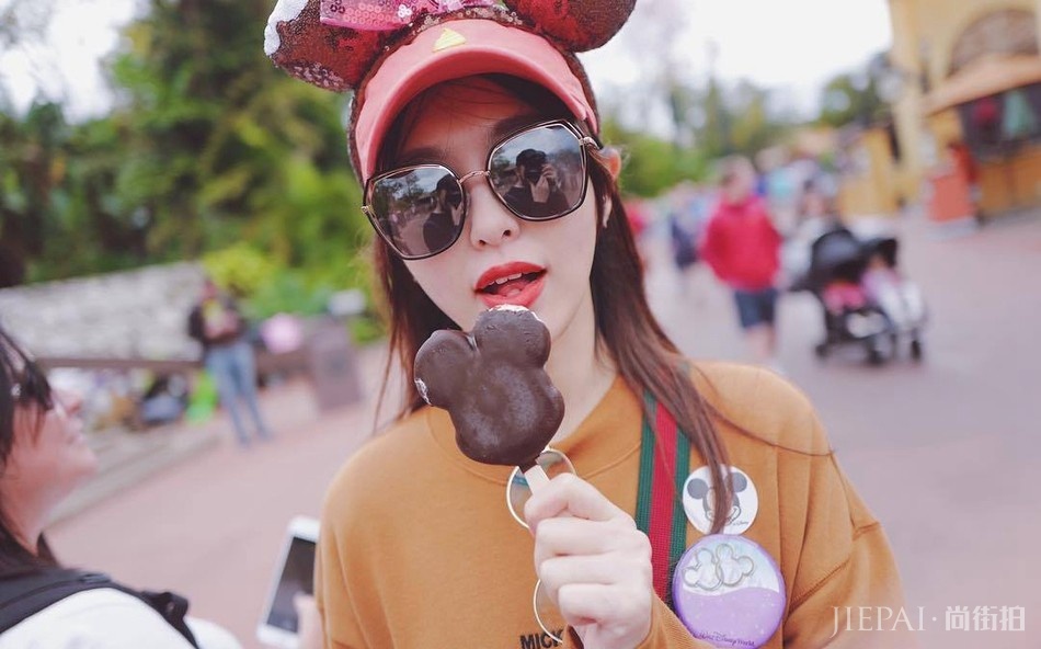 唐嫣穿橘色卫衣戴超萌头饰，是嫁给爱情的样子