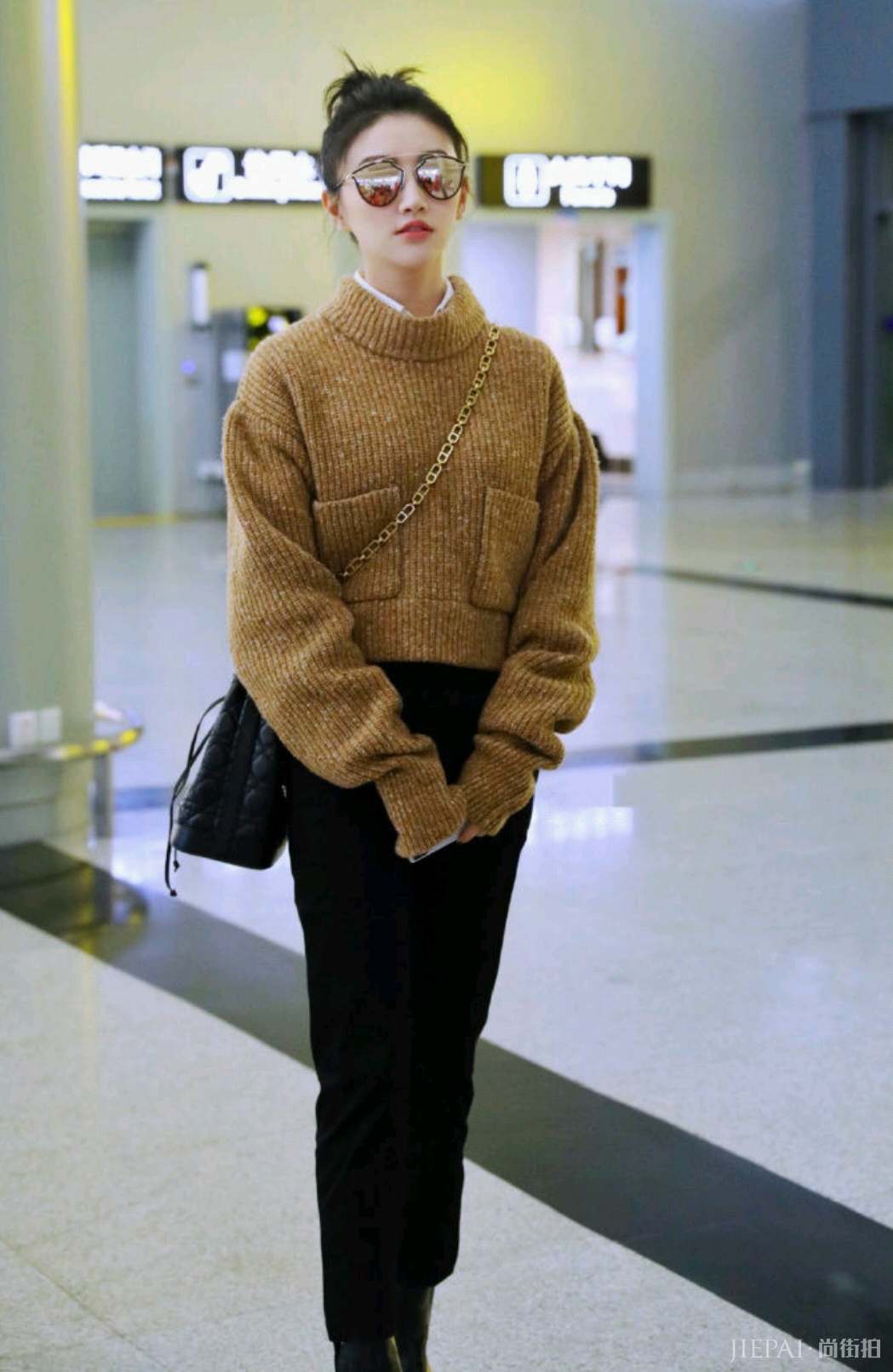 景甜穿毛衣配紧身裤亮相!优雅知性“倾国倾城”