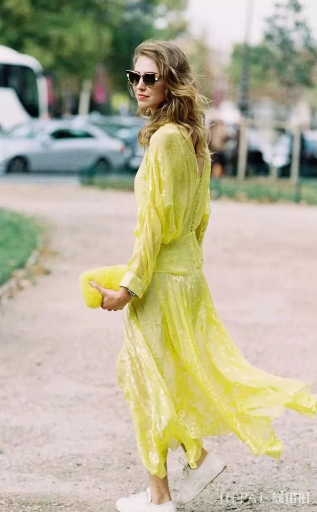 印花裙扮靓走到哪里都被夸好看!