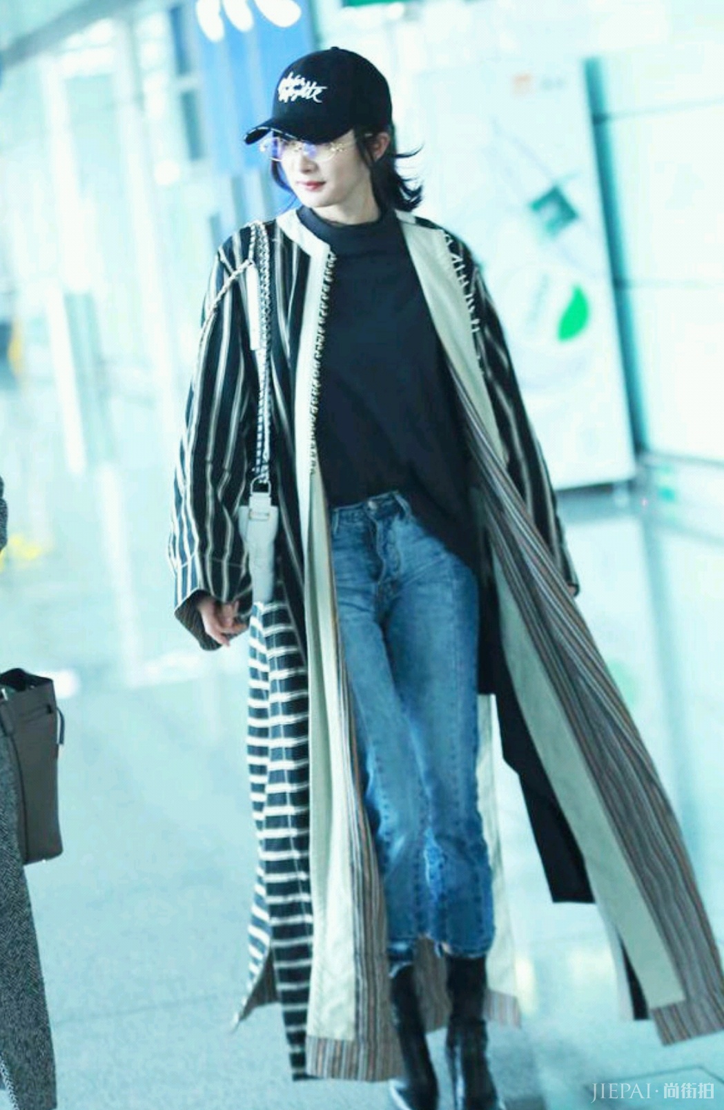 杨幂穿牛仔造型潇洒帅气，越来越时髦