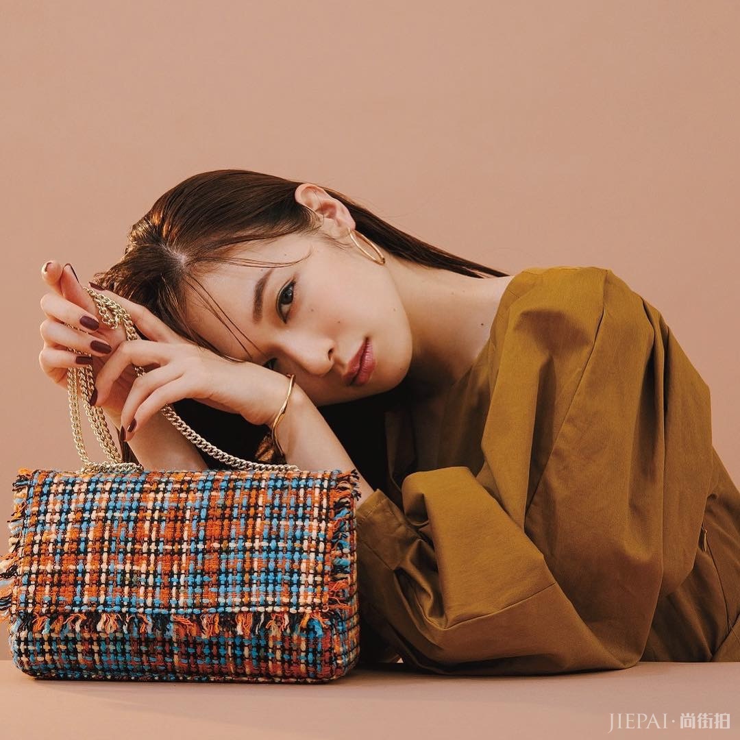 日杂必看的她比李佳琦还要魔性