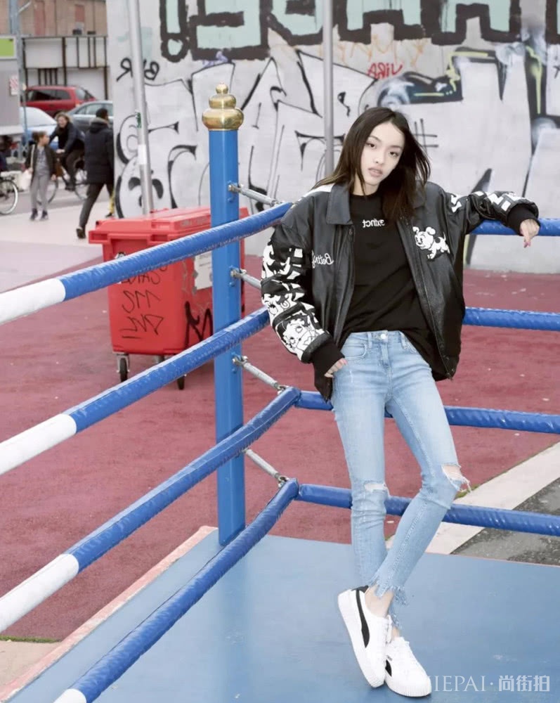 初春用九分裤+小白鞋打扮自己，时尚又有气场
