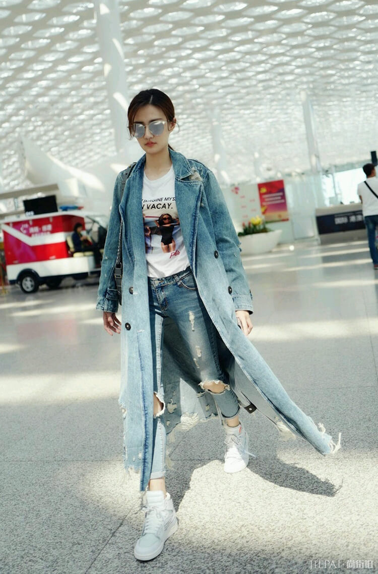 徐璐卫衣配牛仔裙一点不扮嫩,气质还挺好!