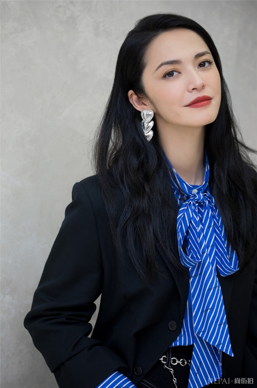 姚晨一身蓝黑撞色，演绎全新职场风