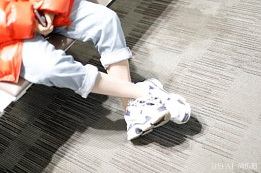 杨超越橙装蓝帽保暖十足,脚踝却“受苦”