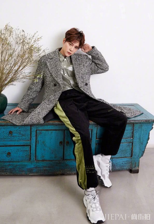徐海乔多变风格尽显熟男气质!