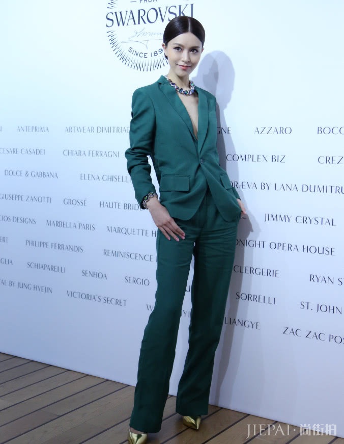 文咏珊“河水裙”上洒满了金粉，都能照出人影来