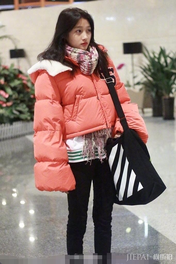 关晓彤真的不冷么？大冬天的穿蕾丝薄纱裙是很甜美