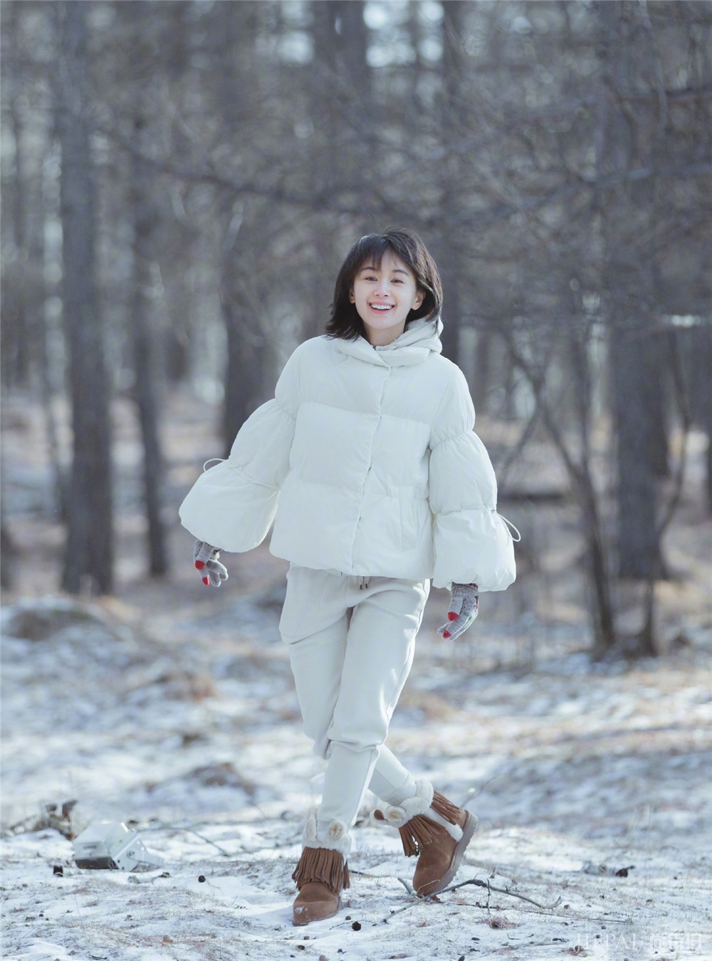 秦岚一身白加黑雪地里凹造型,少女感抢镜