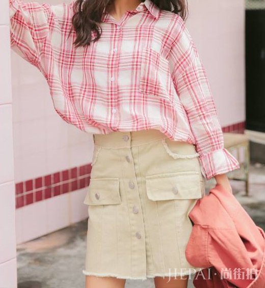 卡其色半身裙这样穿搭，淑女性感随意切换