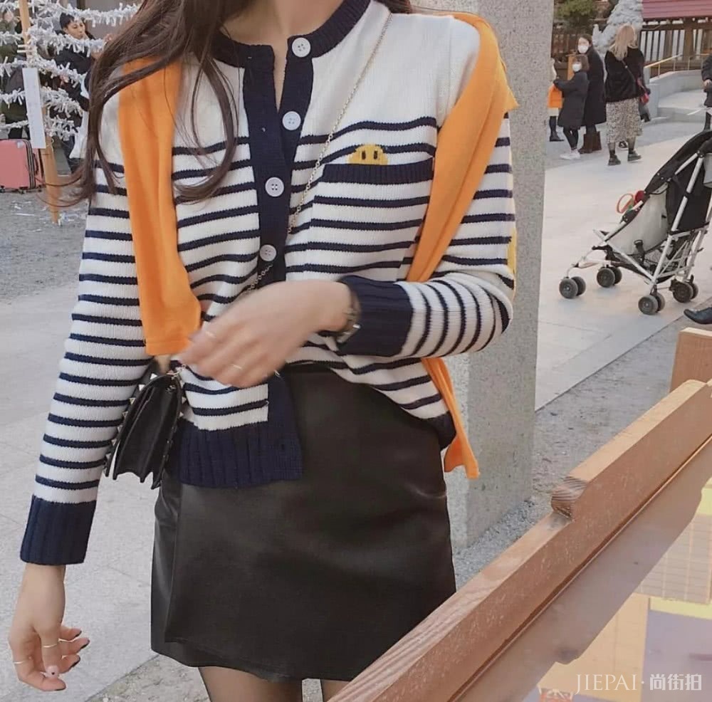 针织衫要会穿简直能美爆一条街!百褶裙+老爹鞋搭配起来更好看