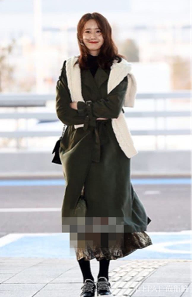 林允儿军绿风衣低调现身，红唇白肤漂亮迷人
