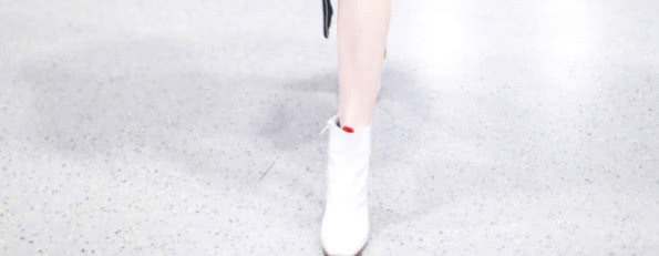 戚薇“倒V裙”搭小白靴,美得让人羡慕!