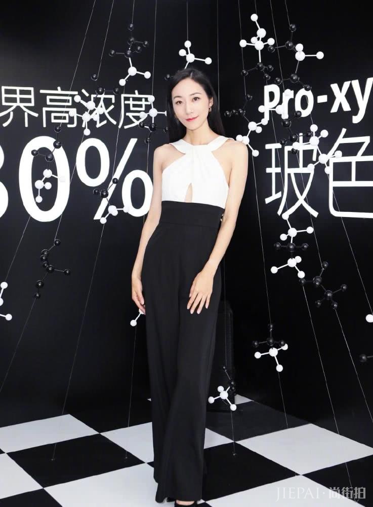 韩雪身穿蓝色宽松连衣裙，戴墨镜美的太有气质了！