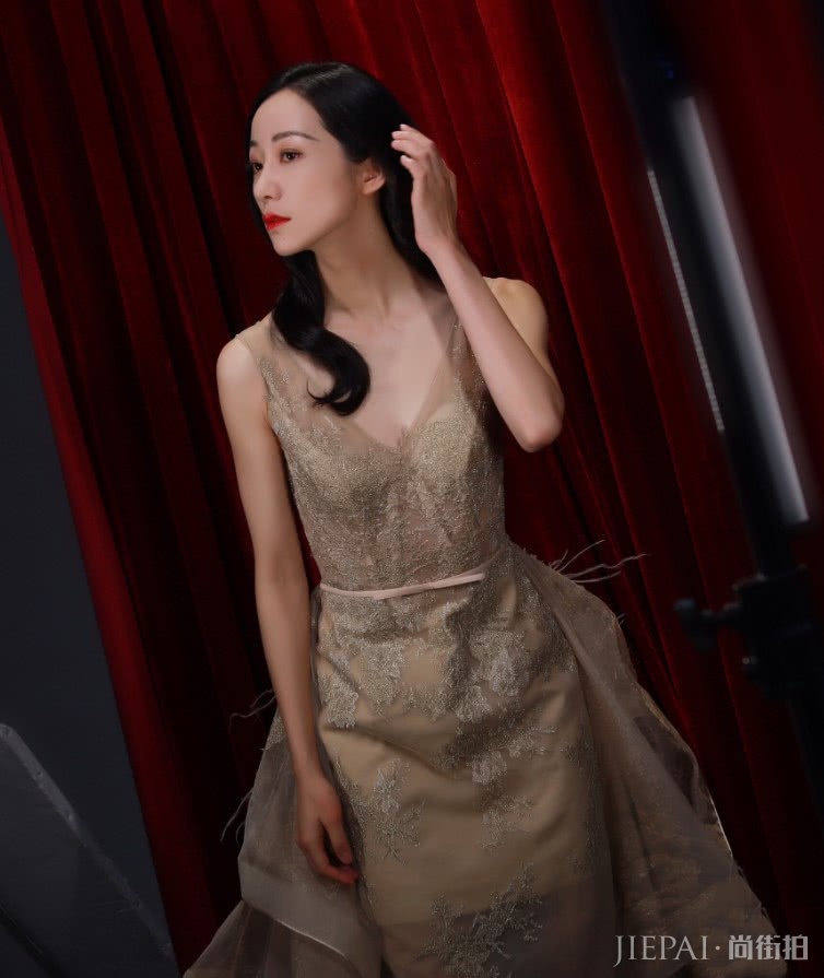 韩雪裙子太宽松把厚实的毛衣塞进去,这才撑起来!