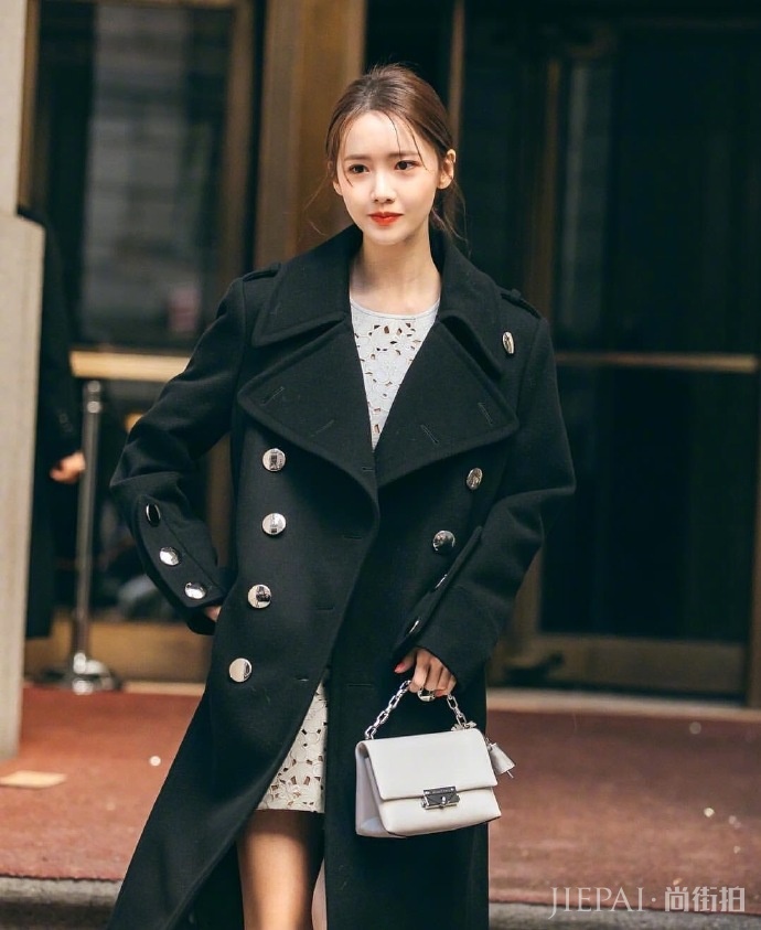 林允儿活脱脱的贵族大小姐,看秀穿的这一身美炸了