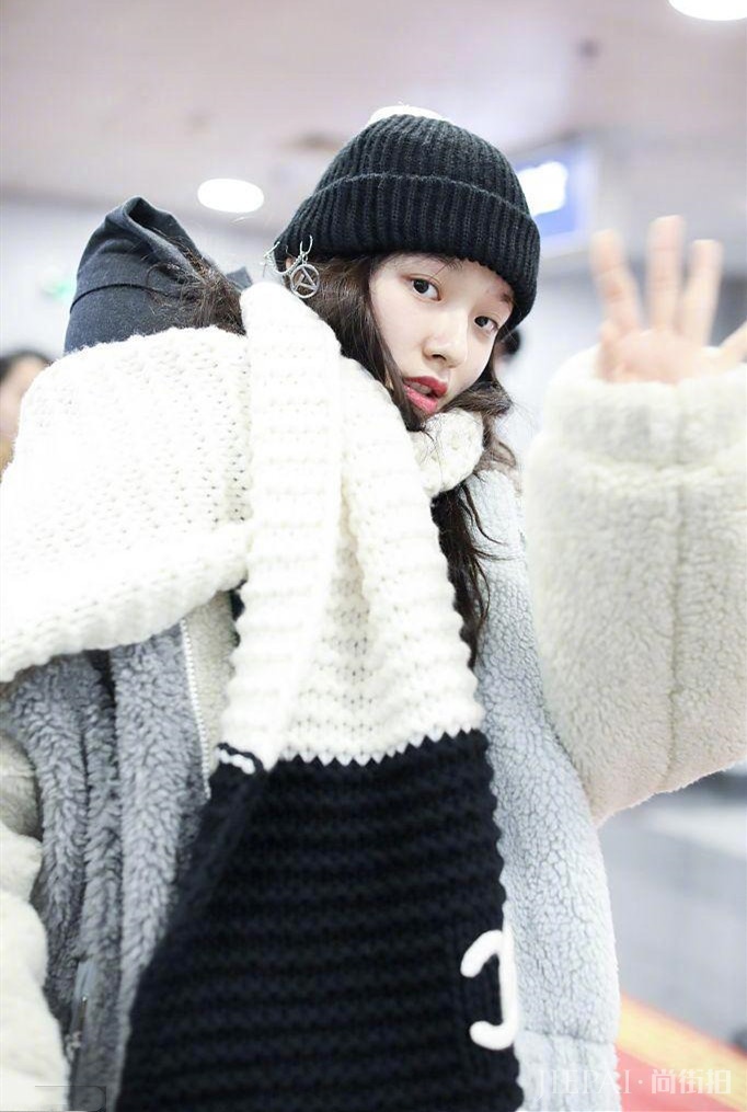 林允穿700多的毛绒外套现身,网友:还没有我的贵