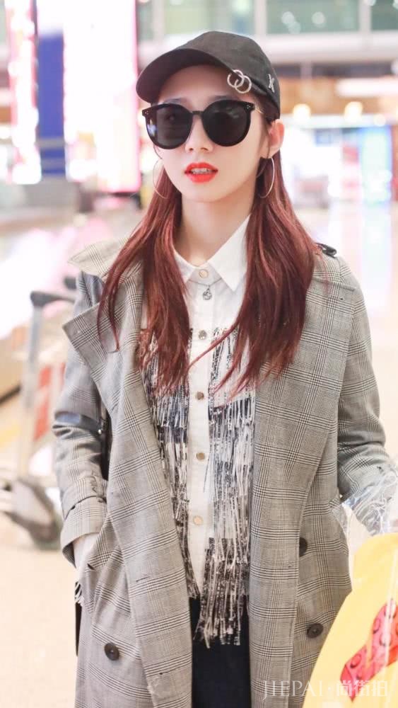 孟美岐穿双排扣格纹大衣配直筒牛仔裤,戴墨镜气场十足