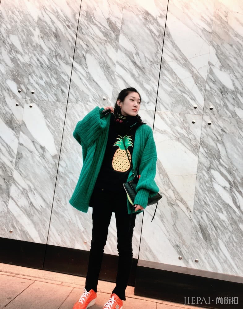 王双的私服穿搭居然这么好看,绿色毛衣时尚又清新