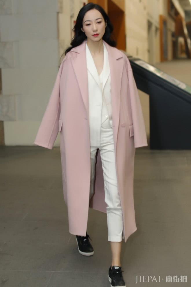 韩雪顶着浪漫长发配上粉色大衣,超美!