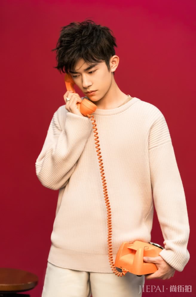 易烊千玺穿休闲装搭匡威鞋,酷爆了