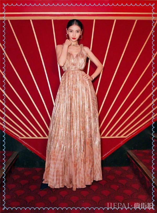 杨颖凭蝴蝶骨照样可以抢尽风头