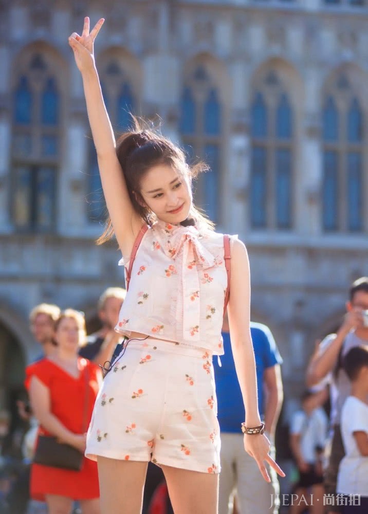 颖儿情人节封面也太甜美了,长卷发搭配粉色蕾丝裙简直太好看了