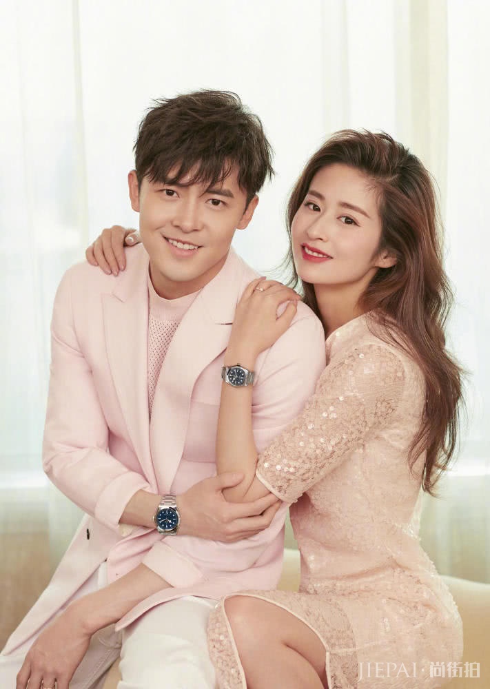 颖儿情人节封面也太甜美了,长卷发搭配粉色蕾丝裙简直太好看了