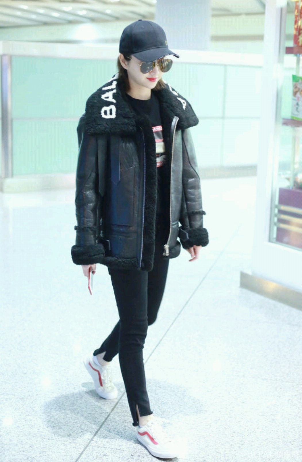 景甜穿毛衣配紧身裤亮相!优雅知性“倾国倾城”