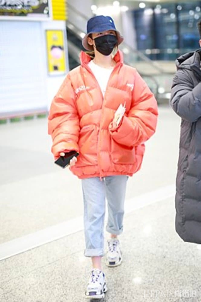 杨超越橙装蓝帽保暖十足,脚踝却“受苦”