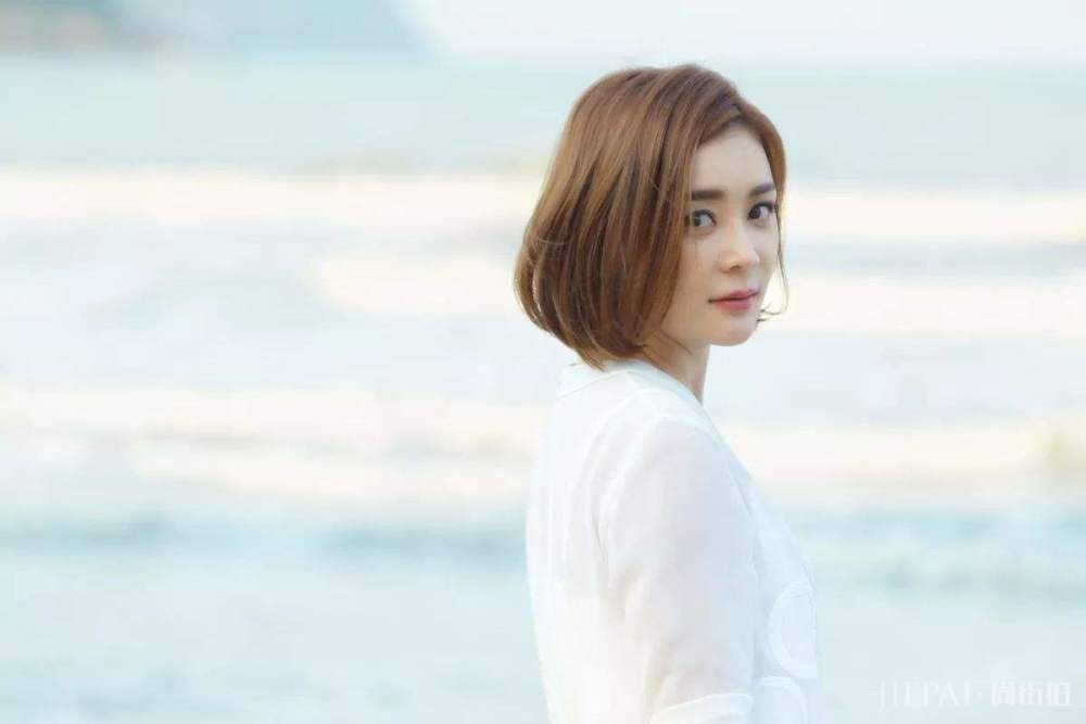 袁姗姗穿“红枣鞋”比马丁靴还要好看，这次的搭配亮点十足