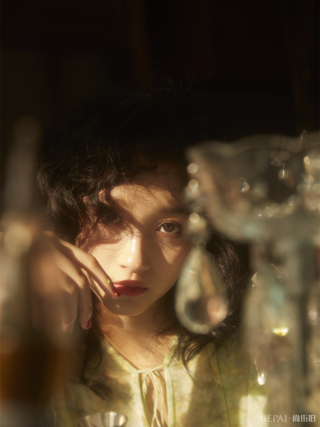 关晓彤登时尚封面，大胆挑战泡面头时髦惊艳