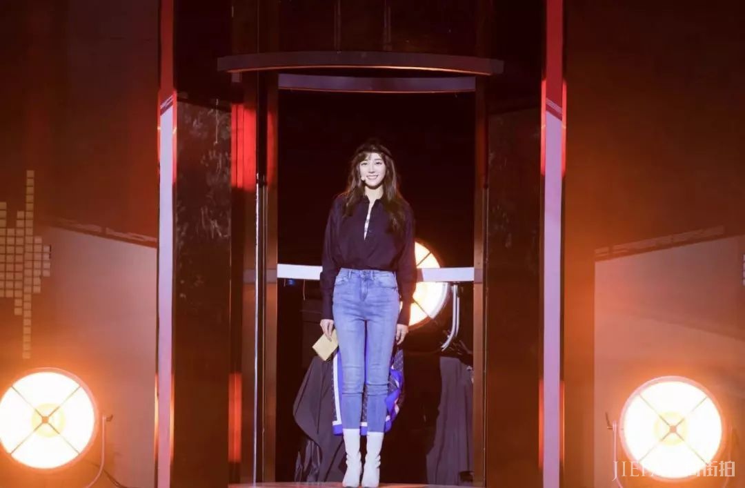 迪丽热巴这牛仔裤和靴子的穿搭太考验腿了！