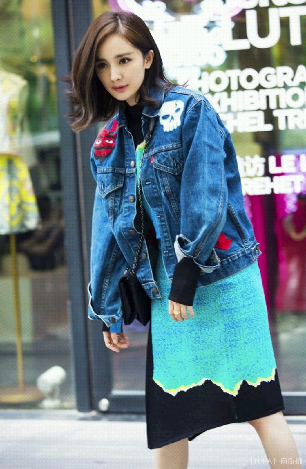 杨幂穿连体裤搭系带鞋走机场，女神又惊艳了